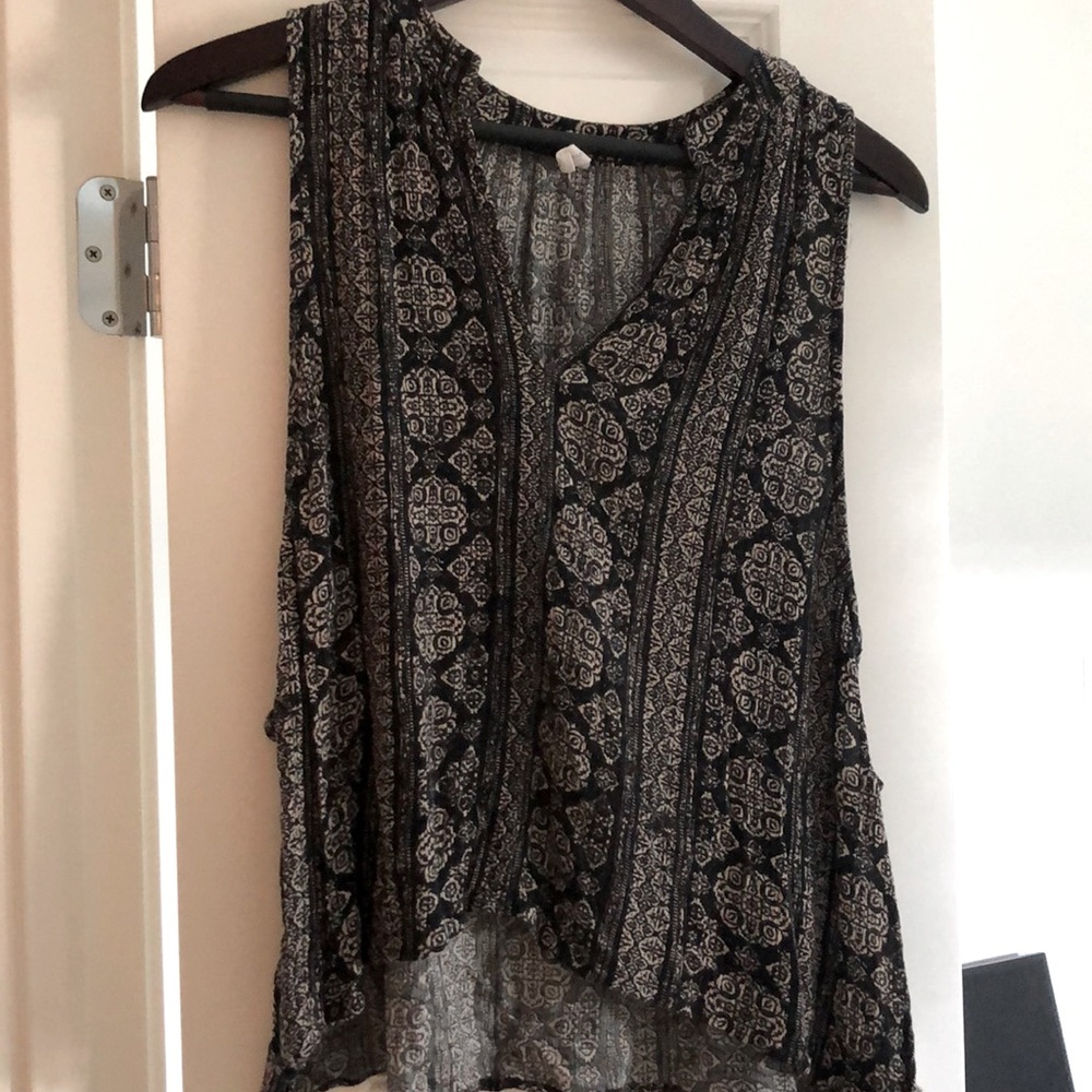 Gentle fawn black and beige tank top.